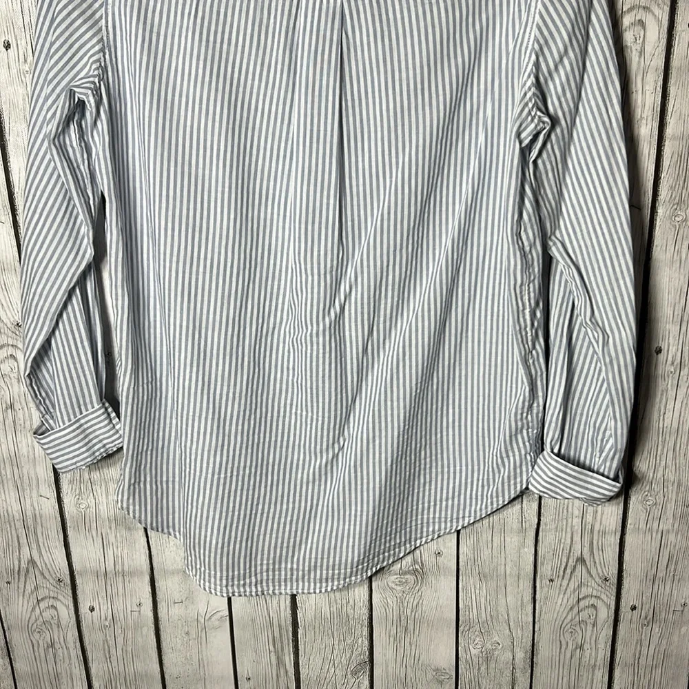 Divided striped lightweight button front top size 4